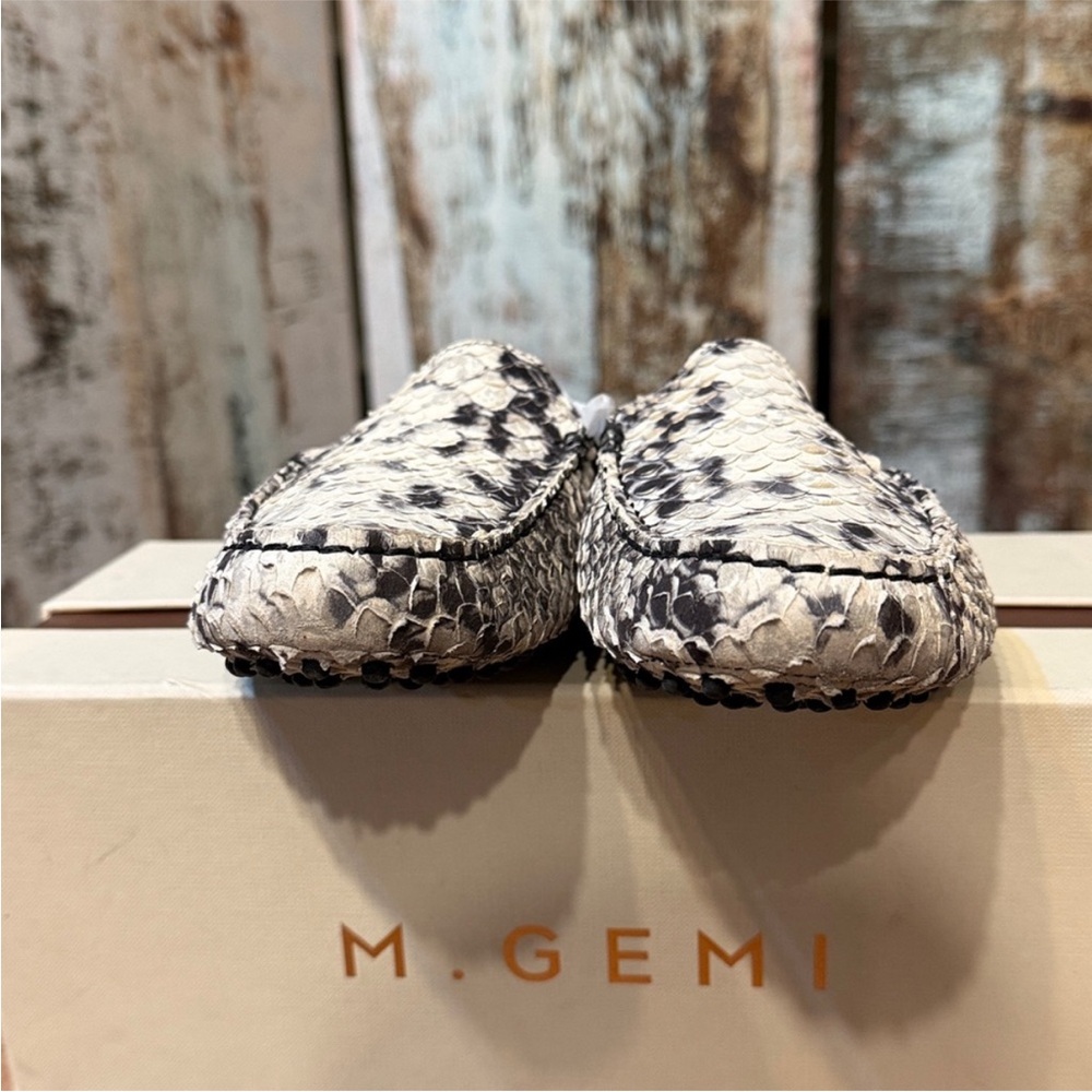 M. Gemi Monochrome Snake Pattern Loafers - Picture 6 of 7